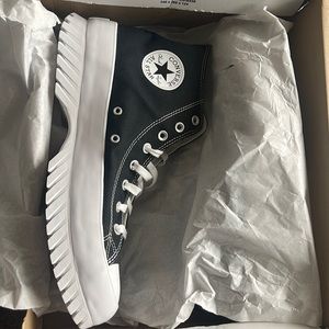 Brand New Converse Lugged 2.0. Never worn
